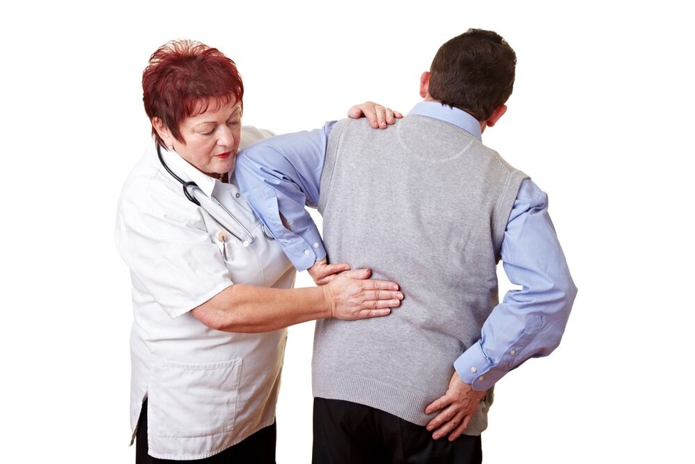 le médecin examine le dos pour la douleur