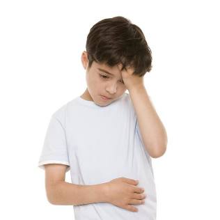 Douleurs au dos et à l'estomac d'un enfant