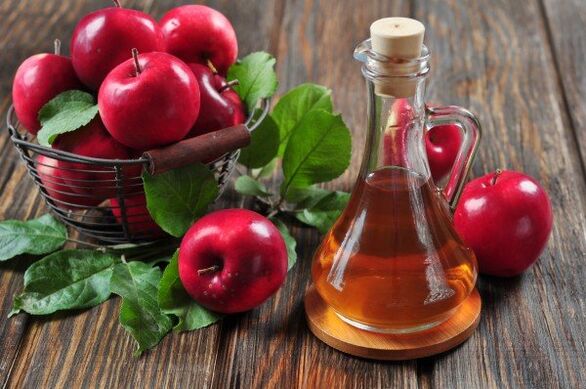 Le vinaigre de cidre de pomme est bon pour soulager la douleur de l'arthrose dans une articulation du genou enflammée. 