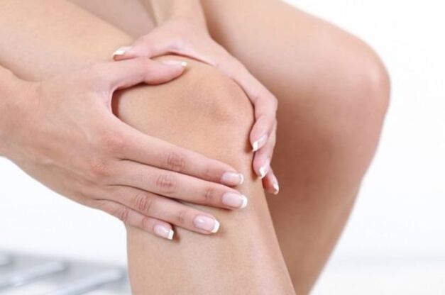 Une douleur aiguë survient avec l'arthrose, ce qui limite la mobilité de l'articulation du genou. 
