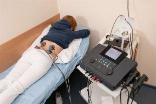 L'électrophorèse prescrit aux patients pour le traitement de la douleur au bas du dos et de l'inflammation